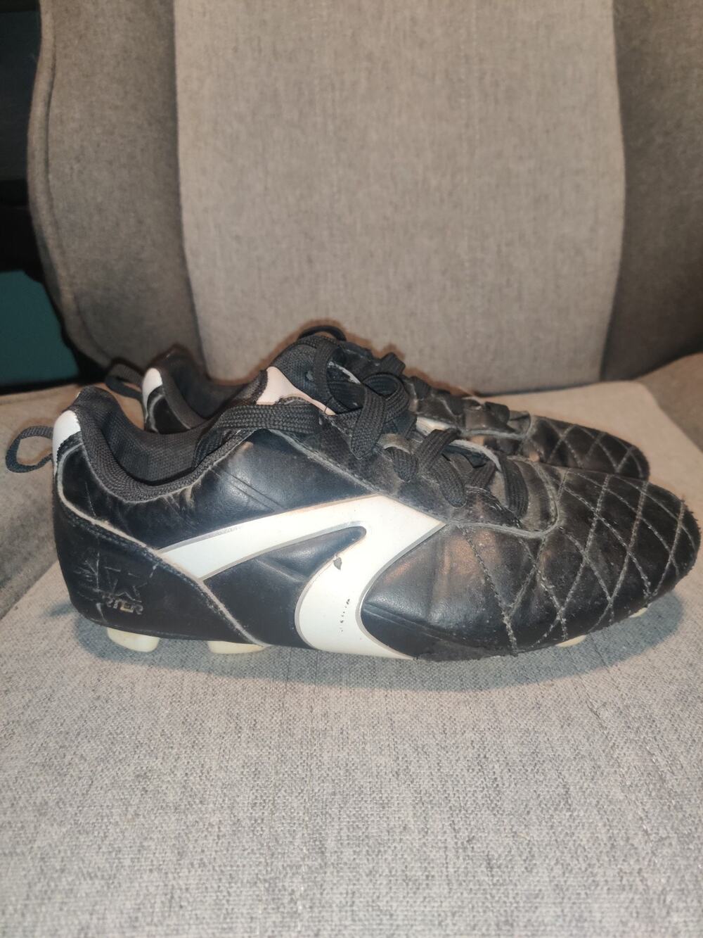 Starter Soccer Cleats Size 5 Boys Black White
